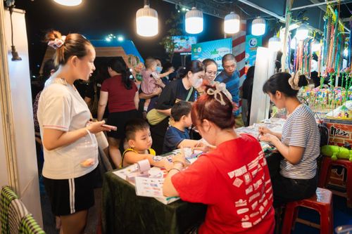Du khách thích thú trải nghiệm các hoạt động tại chương trình