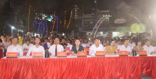 Các đại biểu, nhân dân và du khách dự khai mạc Phiên chợ.