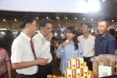 Phó Chủ tịch UBND TP Đà Nẵng Trần Chí Cường tham quan các gian hàng.