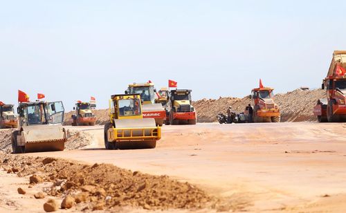 Máy móc huy động tiếp tục hoàn thiện nền đường băng số 2 sân bay Phù Cát 