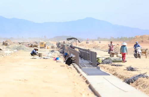  Công nhân cùng máy móc dầm mình, làm việc dưới nắng nóng như "lửa đốt" 