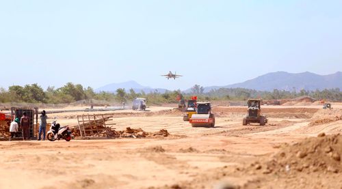  Một số vị trí vừa đắp nền, vừa tạo kết cấu thép để đổ bê tông đường băng 