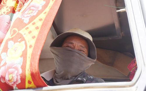  Người thợ lái máy trùm kín để chống nắng nóng quá trình thi công 