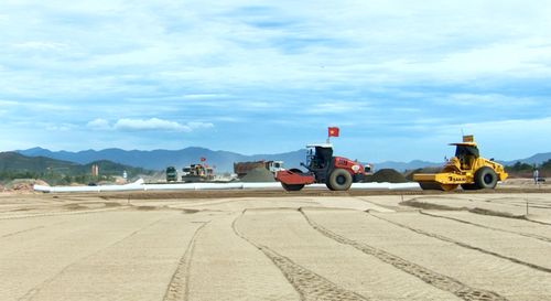  Thảm bê tông đồng loạt, hoàn thiện đường băng mới sân bay Phù Cát 