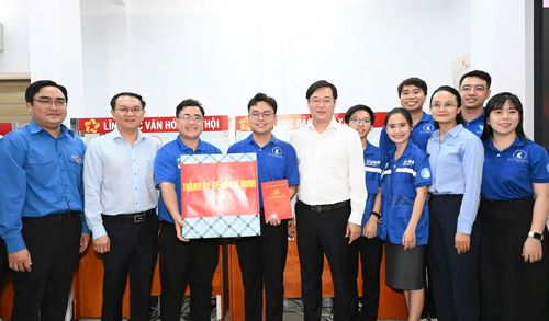  Trao quà động viên đội hình “Mùa hè số”. Ảnh: VIỆT DŨNG 