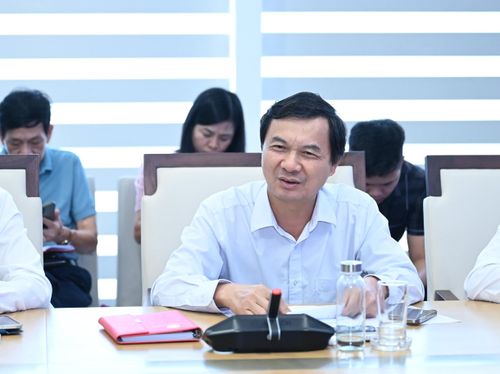  Nhà báo Ngô Minh Tuấn, Trưởng Ban Xây dựng Đảng, Tạp chí Cộng sản, phát biểu tại diễn đàn. Ảnh: ĐỖ TRUNG 