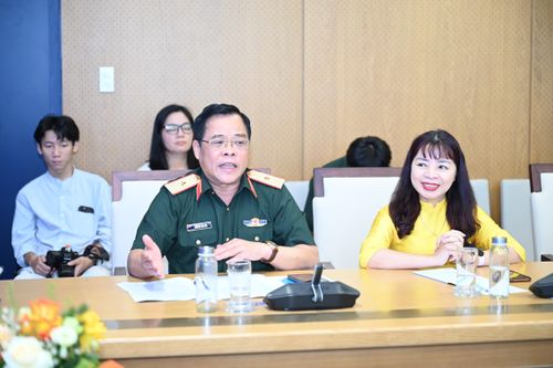  Thiếu tướng Nguyễn Văn Sáu, Phó Viện trưởng Viện Chiến lược và lịch sử quốc phòng Việt Nam, chia sẻ quan điểm tại diễn đàn. Ảnh: ĐỖ TRUNG 