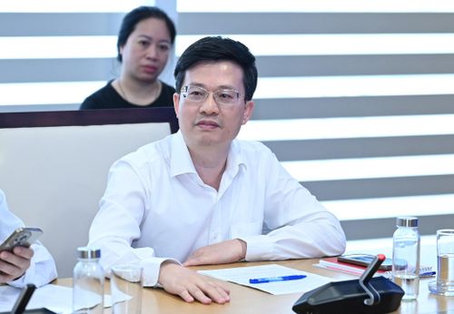 PGS-TS Đỗ Chí Nghĩa, Ủy viên Thường trực Ủy ban Văn hóa, Xã hội của Quốc hội, trao đổi tại diễn đàn. Ảnh: ĐỖ TRUNG 