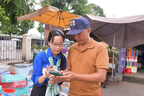 Đội hình "Mùa hè số" Trường Đại học Văn hóa TPHCM hỗ trợ các tiểu thương tại chợ Long Tân