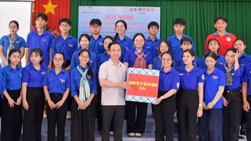 Đồng chí Đặng Minh Thông tặng quà đội hình “Mùa hè số” tại ấp Tân Hòa (xã Đất Đỏ)