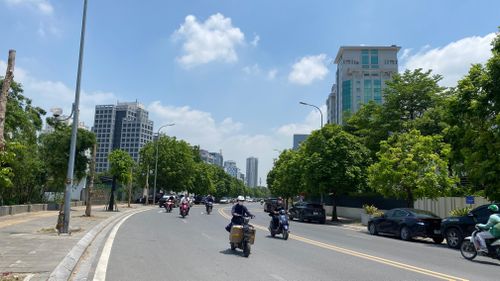 Trưa 20-6, thời tiết tại Hà Nội oi nóng, không khí khô. Ảnh: PHÚC HẬU