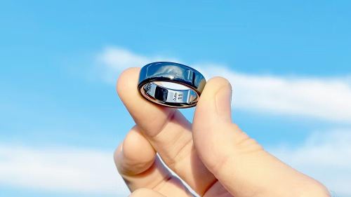 Sự thay đổi này không chỉ giúp cải thiện trải nghiệm sử dụng mà còn nâng cao tính thẩm mỹ của sản phẩm, biến chiếc nhẫn thông minh từ một món đồ công nghệ dễ nhận biết thành phụ kiện thời trang cao cấp có thể kết hợp tự nhiên với trang phục và trang sức hàng ngày.