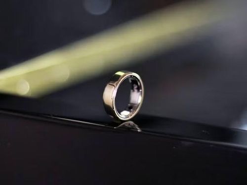 Bên cạnh việc cải thiện thiết kế, Oura cũng nâng cấp thời lượng pin lên mức từ 6 đến 9 ngày cho mỗi lần sạc, đồng thời bổ sung các tính năng mới như theo dõi nhịp thở ban đêm và tín hiệu huyết áp nhằm cung cấp bức tranh toàn diện hơn về tình trạng sức khỏe của người dùng theo thời gian thực.