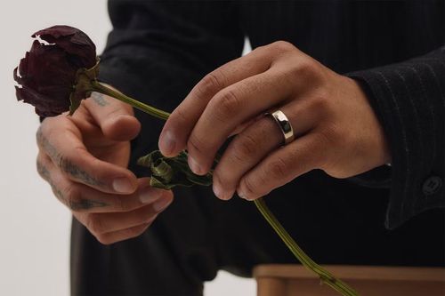 Sự xuất hiện của Oura Ring 5 cho thấy thị trường công nghệ sức khỏe đang bước sang giai đoạn mới, nơi người dùng không còn chỉ tìm kiếm những thiết bị nhiều tính năng nhất mà ưu tiên các sản phẩm nhỏ gọn, tinh tế và có khả năng đồng hành liên tục trong cuộc sống hằng ngày, biến nhẫn thông minh trở thành một trong những xu hướng đáng chú ý nhất của ngành thiết bị đeo hiện đại.
