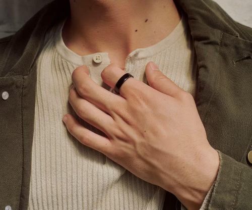 Một trong những lợi thế lớn nhất của Oura Ring 5 nằm ở khả năng theo dõi giấc ngủ chuyên sâu, lĩnh vực mà nhiều người dùng cho rằng đồng hồ thông minh vẫn chưa thực sự tối ưu do cảm giác vướng víu khi đeo qua đêm, trong khi thiết kế siêu nhẹ của Ring 5 giúp việc theo dõi sức khỏe 24/7 trở nên tự nhiên và ít gây khó chịu hơn.