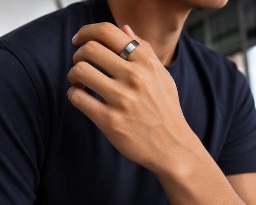 Khác với đồng hồ thông minh vốn ngày càng lớn và tích hợp nhiều tính năng phức tạp, Oura Ring 5 tập trung vào trải nghiệm cốt lõi là theo dõi sức khỏe liên tục, đặc biệt là giấc ngủ, thông qua thiết kế dạng nhẫn nhỏ gọn giúp người dùng gần như quên mất mình đang đeo một thiết bị công nghệ suốt cả ngày lẫn đêm.