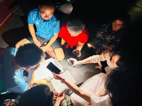 Tuy nhiên, đối với các nhà báo, vượt lên trên tất cả những khó khăn đó là niềm xúc động khi được đặt chân lên mảnh đất nơi đầu sóng, ngọn gió và được đam mê làm nghề trong bất kỳ hoàn cảnh nào.