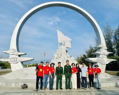 Khu Tưởng niệm Gạc Ma để lại nỗi niềm xúc động cho nhiều Nhà báo không chỉ bởi cảnh quan tươi đẹp mà còn bằng lịch sử bi tráng đầy tự hào, là nơi tưởng nhớ các chiến sĩ đã anh dũng hy sinh, vĩnh viễn nằm lại giữa biển khơi.