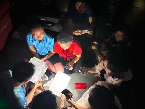 Những ngày lênh đênh trên biển Khánh Hòa -01, đối mặt với sóng lớn, gió mạnh hay điều kiện tác nghiệp sản xuất bản tin phát 20 giờ hàng đêm trên tàu còn nhiều thiếu thốn là thử thách không nhỏ đối với tất cả các nhà báo.