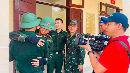 Tại đây, các nhà báo được gặp gỡ những người lính hải quân ngày đêm chắc tay súng bảo vệ biển trời Tổ quốc, được chứng kiến cuộc sống bình dị nhưng đầy ý chí của quân và dân trên đảo.