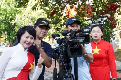 Mỗi câu chuyện, mỗi hình ảnh ghi lại từ Trường Sa đều mang trong mình giá trị đặc biệt. Đó là hình ảnh lá cờ đỏ sao vàng tung bay giữa biển khơi, là tiếng cười của những chiến sĩ trẻ hay những lớp học nhỏ trên đảo....