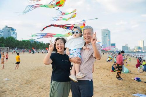 Nhiều du khách thích thú, chụp hình kỉ niệm.