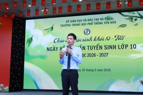 Thầy Lê Hồng Chung trao đổi về những thông tin tuyển sinh của trường năm 2026.
