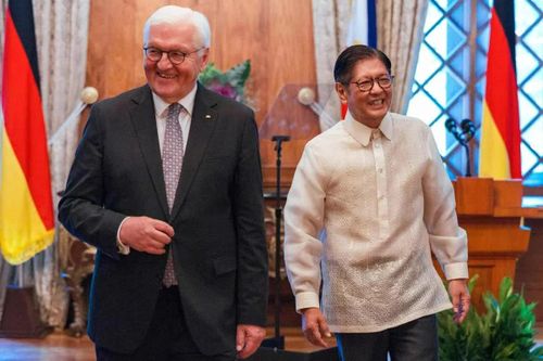 Tổng thống Đức Frank-Walter Steinmeier (bên trái) đi cùng Tổng thống Philippines Ferdinand Marcos Jr. sau cuộc họp báo tại Cung điện Malacanang ở Manila tuần qua. (Nguồn: Getty Images)