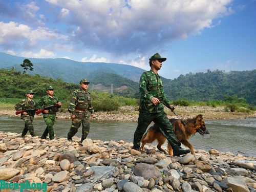 Cán bộ Bộ đội Biên phòng tỉnh Điện Biên tuần tra bảo vệ biên giới. Ảnh: Duy Thắng