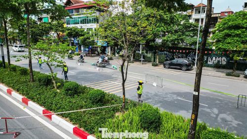 Giao thông trên tuyến đường Văn Cao cơ bản được tổ chức theo phương án hiện trạng, đồng thời bổ sung biển hạn chế tốc độ 40km/h, biển cấm dừng, cấm đỗ trong phạm vi rào chắn để bảo đảm an toàn cho các phương tiện lưu thông.