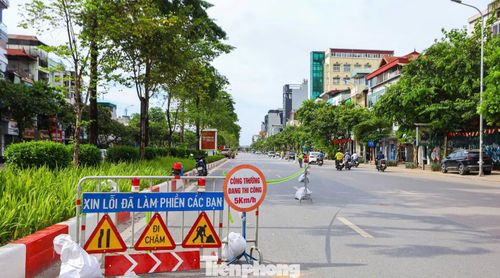 Theo MRB, chủ đầu tư và nhà thầu thi công bố trí đầy đủ rào tôn, barie, cọc tiêu, biển báo, đèn báo hiệu, hệ thống chiếu sáng tạm trên tuyến đường thi công để bảo đảm an toàn giao thông cho người và phương tiện lưu thông qua khu vực.