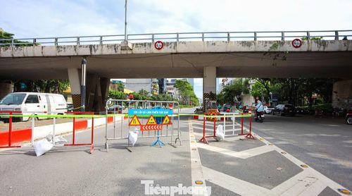 Về phương án tổ chức giao thông, tại khu vực nhà ga S1 – ga Quần Ngựa trên đường Văn Cao: Rào chắn cố định dải phân cách giữa và toàn bộ lòng đường Văn Cao, phía sân vận động Quần Ngựa (dài 476m, rộng từ 20 đến 40m).
