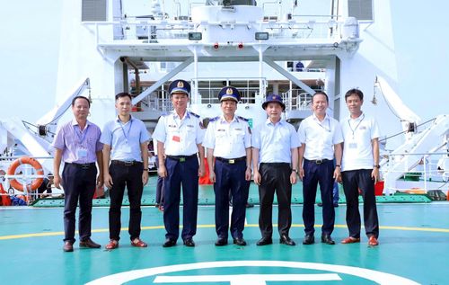 Tổng Biên tập Báo Công lý cùng các phóng viên tham gia hải trình biển Tây Nam chụp ảnh lưu niệm với lãnh đạo Đoàn công tác.