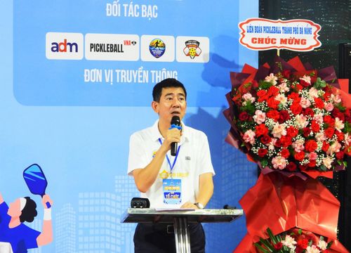 Ông Trương Duy Hòa, Phó Chủ tịch Liên đoàn Pickleball TP. Đà Nẵng phát biểu khai mạc Giải Pickleball Học sinh - Sinh viên TP. Đà Nẵng năm 2026 tranh Cúp FPT City.