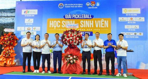 Trao hoa chúc mừng ông Trương Duy Hòa, Phó Chủ tịch Liên đoàn Pickleball TP. Đà Nẵng, Trưởng Ban tổ chức giải.