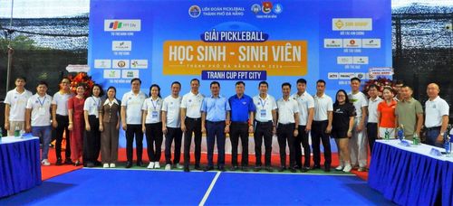 Chụp hình lưu niệm cùng Ban Tổ chức.
