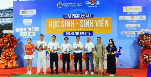 Ban Tổ chức trao kỷ niệm chương tri ân các đơn vị tài trợ và đối tác đồng hành.