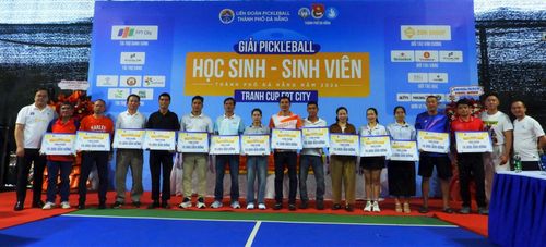 Đại diện các trường học trên địa bàn TP. Đà Nẵng nhận bảng tượng trưng từ Ban tổ chức.