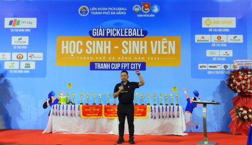 Đại diện trọng tài tuyên thệ tại Lễ khai mạc giải.