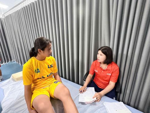 Các nữ cầu thủ nhí được kiểm tra y tế, đánh giá một cách kỹ lưỡng
