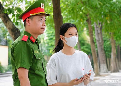 Thí sinh trong buổi làm thủ tục dự thi. Ảnh: Thúy Nga