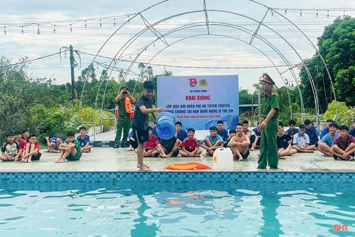 Không đơn thuần là học các động tác bơi cơ bản, các em còn được hướng dẫn kỹ năng nhận biết vùng nước nguy hiểm, cách xử lý khi gặp tai nạn dưới nước, phương pháp cứu hộ an toàn và kỹ năng hỗ trợ người bị đuối nước.