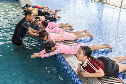  "Tôi thấy các lớp dạy bơi miễn phí được tổ chức trong dịp hè rất thiết thực. Không chỉ giúp các cháu biết bơi và có thêm kỹ năng phòng, chống đuối nước, đây còn là môi trường để các con được rèn luyện sức khỏe, sự tự tin và có sân chơi bổ ích trong thời gian nghỉ hè. Phụ huynh chúng tôi rất yên tâm khi con em mình được tham gia những hoạt động ý nghĩa như thế này", ông Đinh Xuân Thành - thôn Đại Nghĩa (xã Đức Thọ) chia sẻ. 