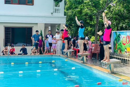  Điều đáng ghi nhận là mô hình dạy bơi miễn phí dịp hè được triển khai với sự chung tay của nhiều lực lượng. Từ tổ chức đoàn, chính quyền địa phương đến các nhà trường, lực lượng công an, doanh nghiệp và cá nhân. Trong ảnh: Nhiều học sinh trên địa bàn xã Hương Sơn được trang bị kỹ năng bơi lội bài bản. 