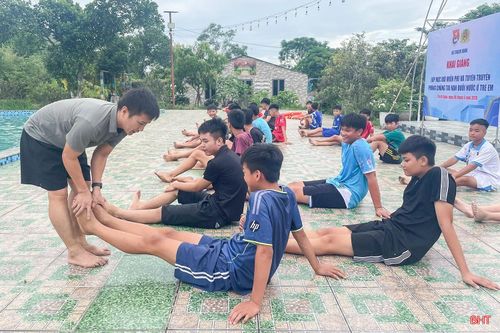  "Ngay từ đầu hè, tuổi trẻ Thạch Xuân đã triển khai dạy bơi miễn phí cho 50 trẻ em trên địa bàn, đồng thời tổ chức 3 hoạt động tuyên truyền, trang bị kiến thức và kỹ năng phòng, chống đuối nước. Các hoạt động thu hút sự tham gia tích cực của thiếu nhi và phụ huynh, giúp các em được tiếp cận môi trường học tập an toàn, bổ ích, từng bước nâng cao kỹ năng tự bảo vệ bản thân trước các nguy cơ tai nạn đuối nước", anh Nguyễn Văn Tuấn - Bí thư Đoàn xã Thạch Xuân cho biết. 