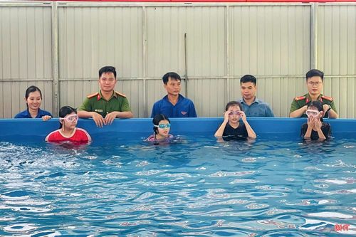 Mỗi lớp học đều được xây dựng theo hướng vừa học vừa thực hành, tạo tâm lý thoải mái, giúp các em tự tin tiếp cận môi trường nước. Nhiều em từ chỗ sợ nước, không biết bơi đã có thể tự nổi, tự di chuyển và xử lý các tình huống cơ bản sau khóa học.