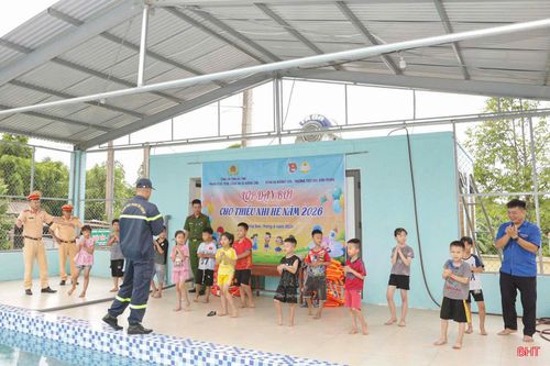 Theo thống kê, từ đầu hè đến nay, các cơ sở đoàn đã tổ chức hơn 45 lớp dạy bơi miễn phí cho gần 2.000 học sinh. Nhiều địa phương như Hương Khê, Đức Thọ, Đức Minh, Kỳ Khang... duy trì từ 4 - 6 lớp học, thu hút đông đảo học sinh tham gia.