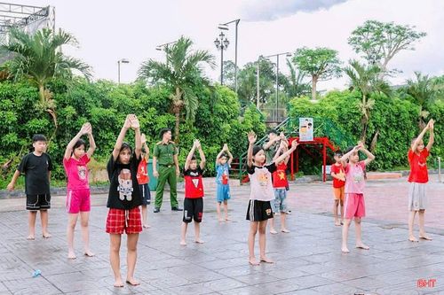Thông qua các buổi học, trẻ em được rèn luyện tính kỷ luật, sự tự tin, khả năng xử lý tình huống và tinh thần hỗ trợ lẫn nhau. Bên cạnh đó, các lớp học cũng tạo nên sân chơi lành mạnh trong dịp hè, góp phần hạn chế tình trạng trẻ em sa đà vào các thiết bị điện tử hoặc tham gia các hoạt động tiềm ẩn nguy cơ mất an toàn.