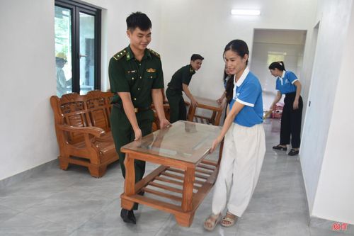 Các lực lượng hỗ trợ bà Nguyễn Thị Hồng chỉnh trang nhà cửa.