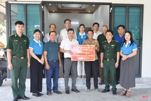 Bà Nguyễn Thị Hồng (hộ cận nghèo, con liệt sĩ, phụ nữ đơn thân) ở thôn Hòa Bình được nhận tiền hỗ trợ làm nhà kiên cố.